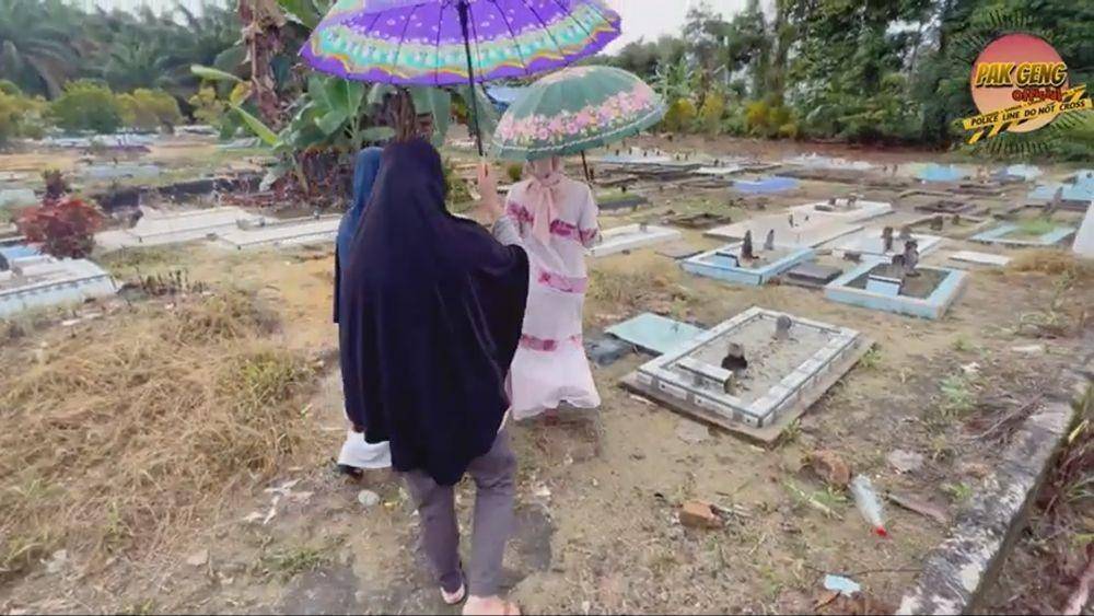 Via Vallen ziarah ke makam mertua (youtube.com/chevrayo)