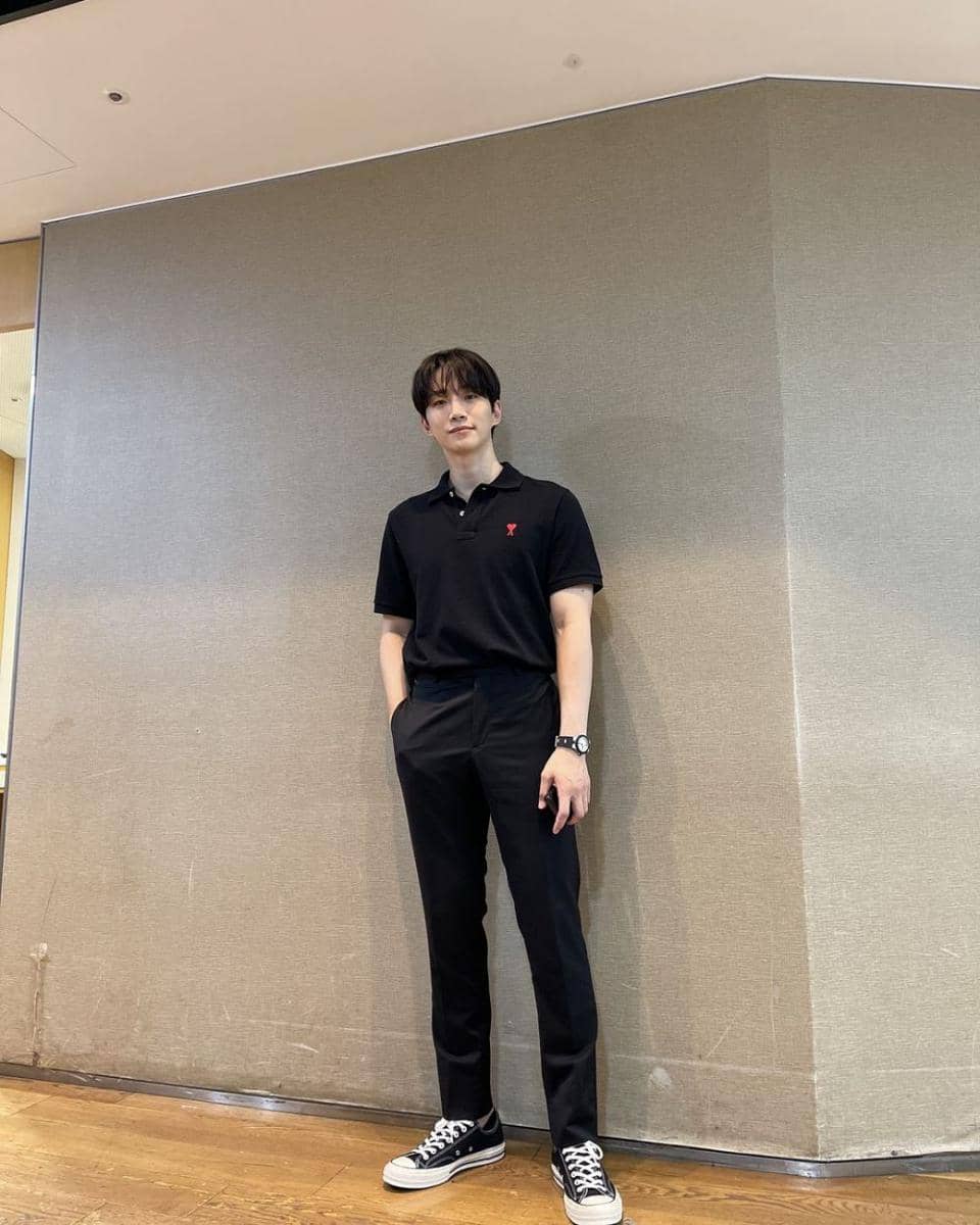 outfit hitam putih ala Lee Jun Ho (instagram.com/le2jh)