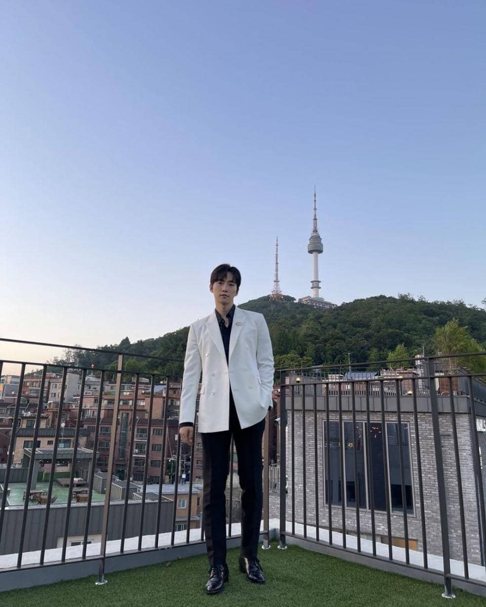 outfit hitam putih ala Lee Jun Ho (instagram.com/le2jh)