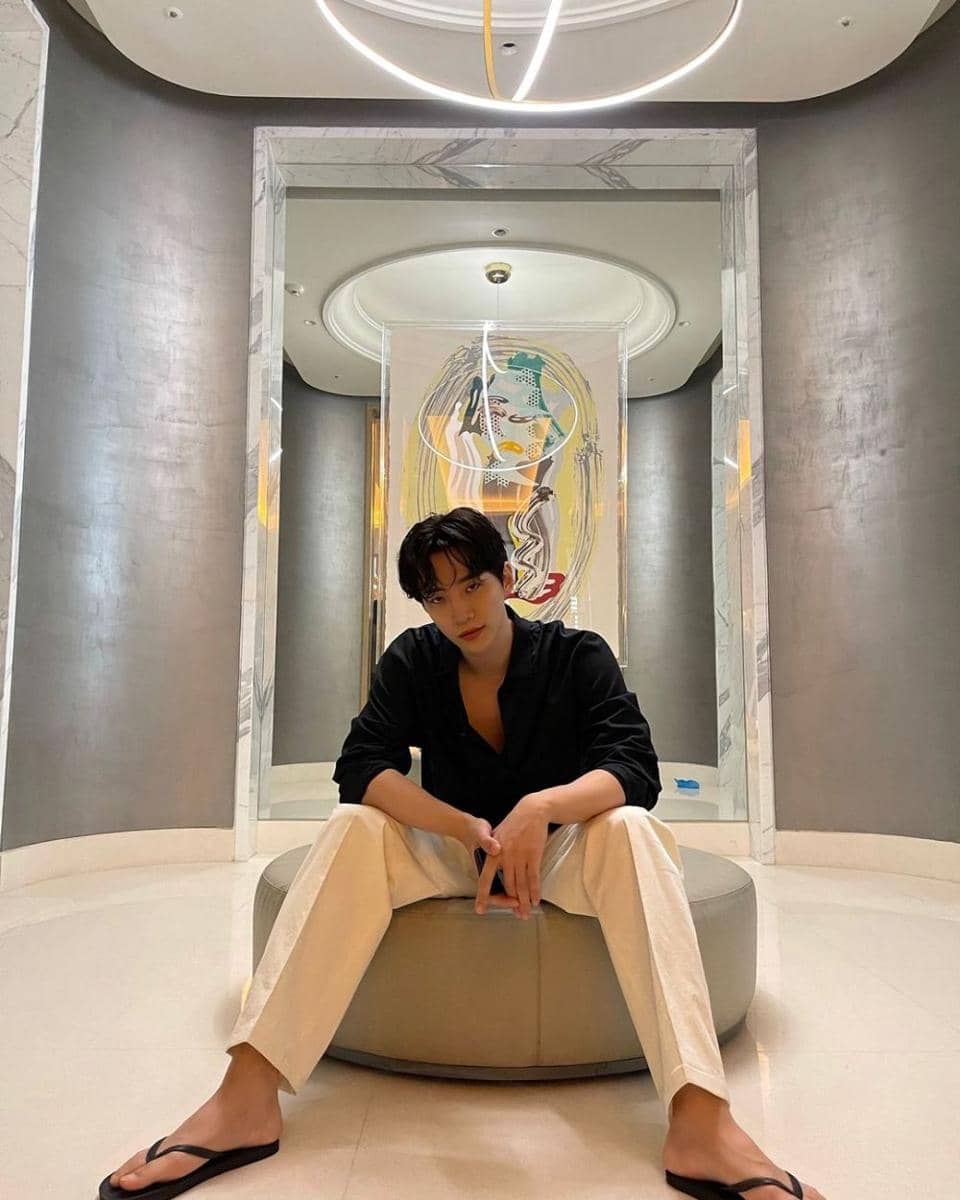 outfit hitam putih ala Lee Jun Ho (instagram.com/le2jh)