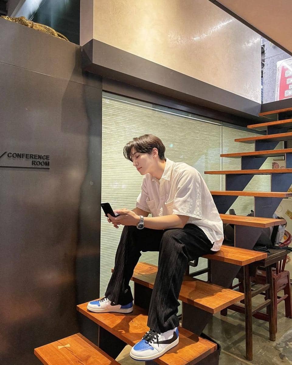 outfit hitam putih ala Lee Jun Ho (instagram.com/le2jh)