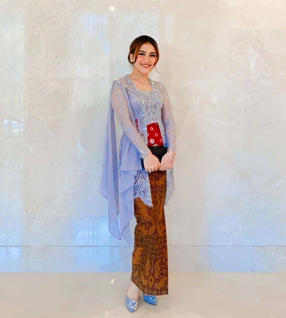 inspirasi kebaya formal warna biru (instagram.com/ayutingting92)
