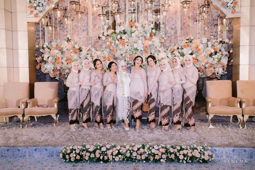 Kebaya untuk bridesmaid. (instagram.com/venemapictures)