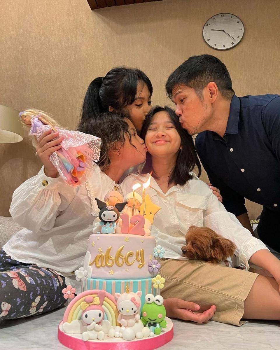 Abbey bersama keluarga di momen ultahnya. (instagram.com/artikasaridevi)