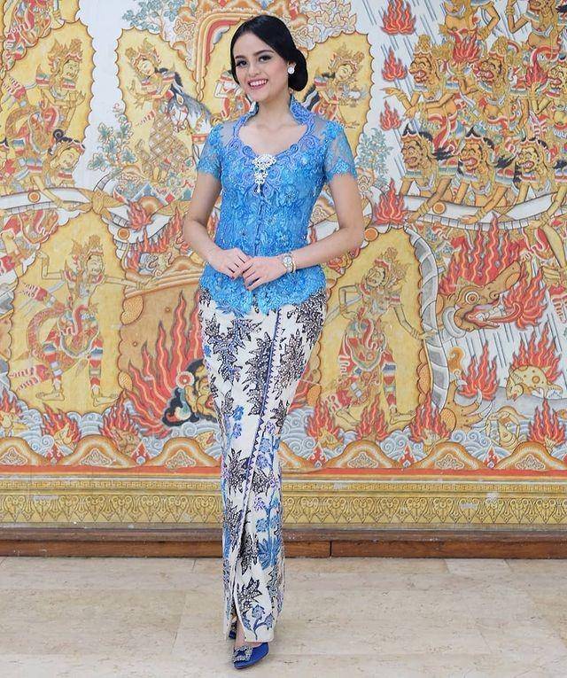 inspirasi kebaya formal warna biru (instagram.com/_intansoekotjo)