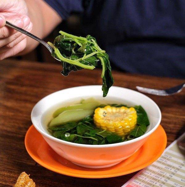sayur bening kangkung jagung (instagram.com/warungbukris)