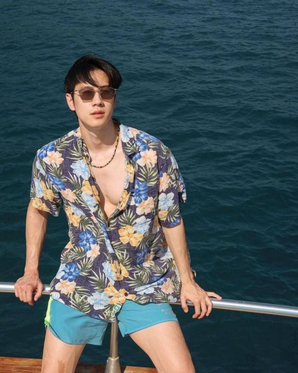 outfit liburan kasual ala Bright Rapheephong (instagram.com/brightrpp)