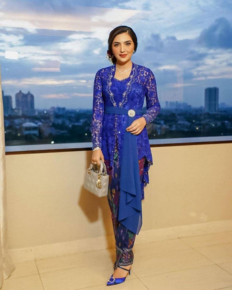 inspirasi kebaya formal warna biru (instagram.com/ashanty_ash)