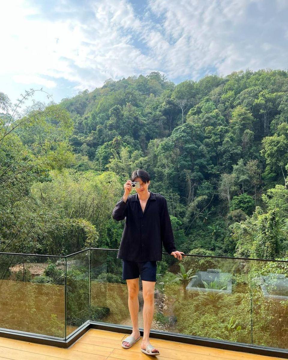 outfit liburan kasual ala Bright Rapheephong (instagram.com/brightrpp)