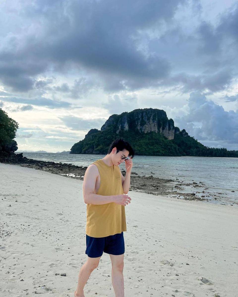 outfit liburan kasual ala Bright Rapheephong (instagram.com/brightrpp)