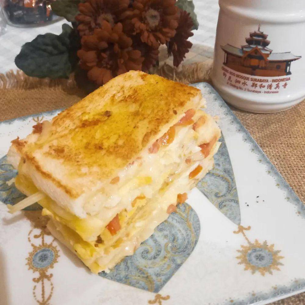 Roti panggang keju dan pisang (instagram.com/sarwokotiti)