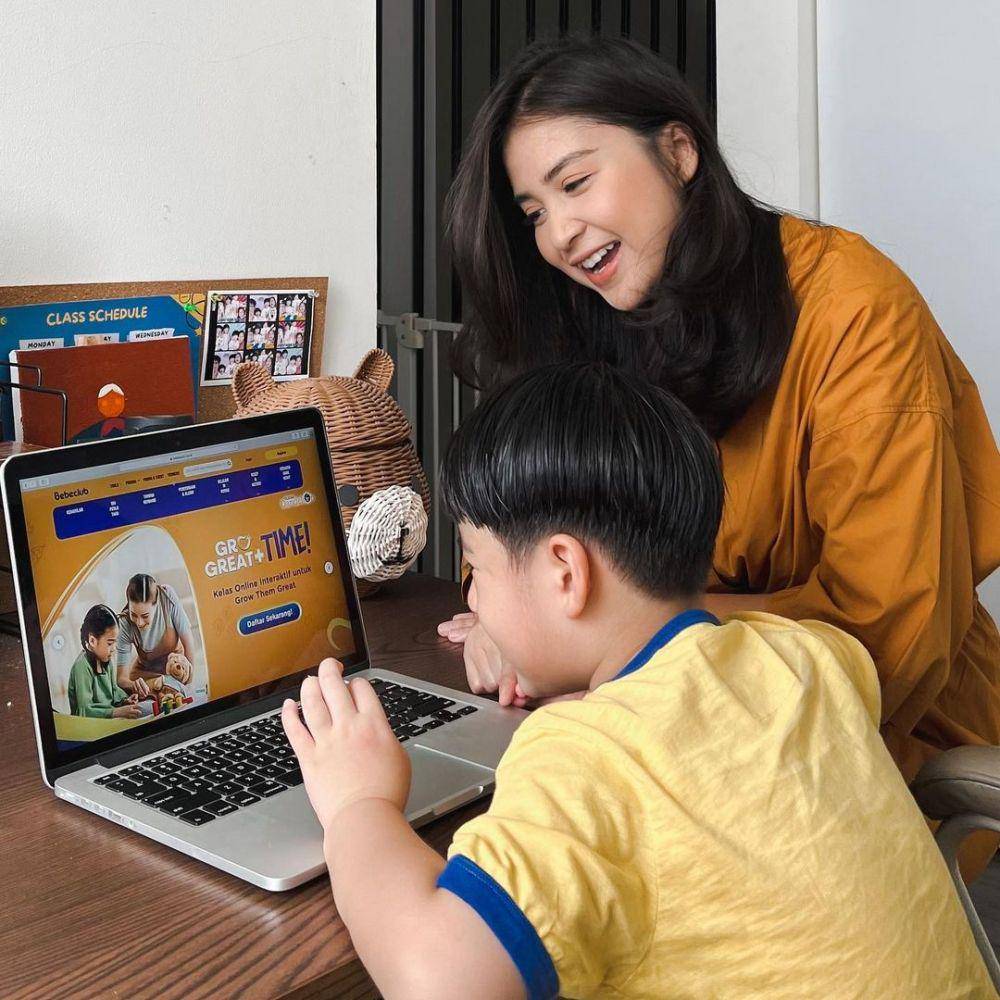 potret Putri Titian saat momong anak (instagram.com/putrititian)