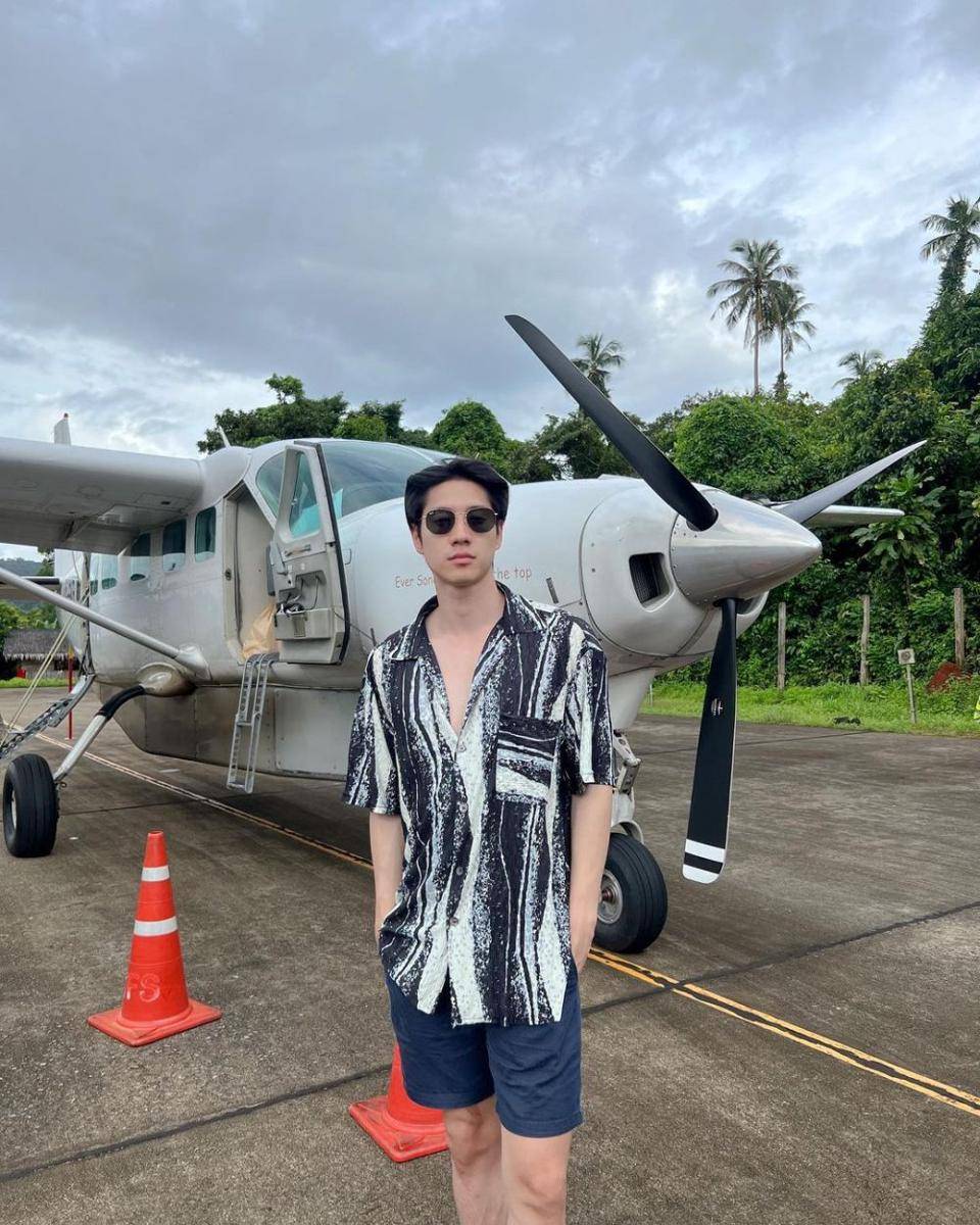outfit liburan kasual ala Bright Rapheephong (instagram.com/brightrpp)