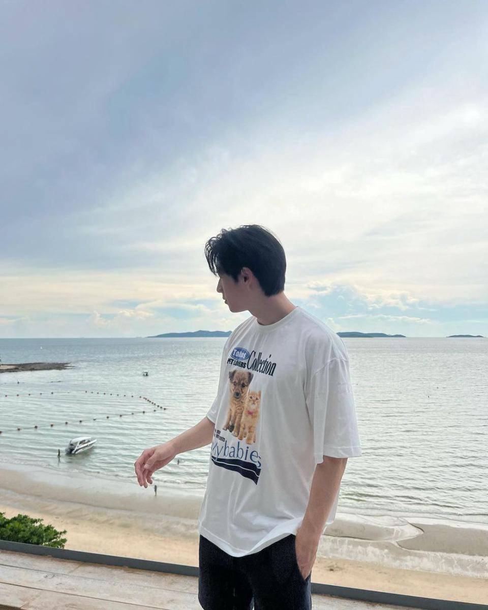 outfit liburan kasual ala Bright Rapheephong (instagram.com/brightrpp)