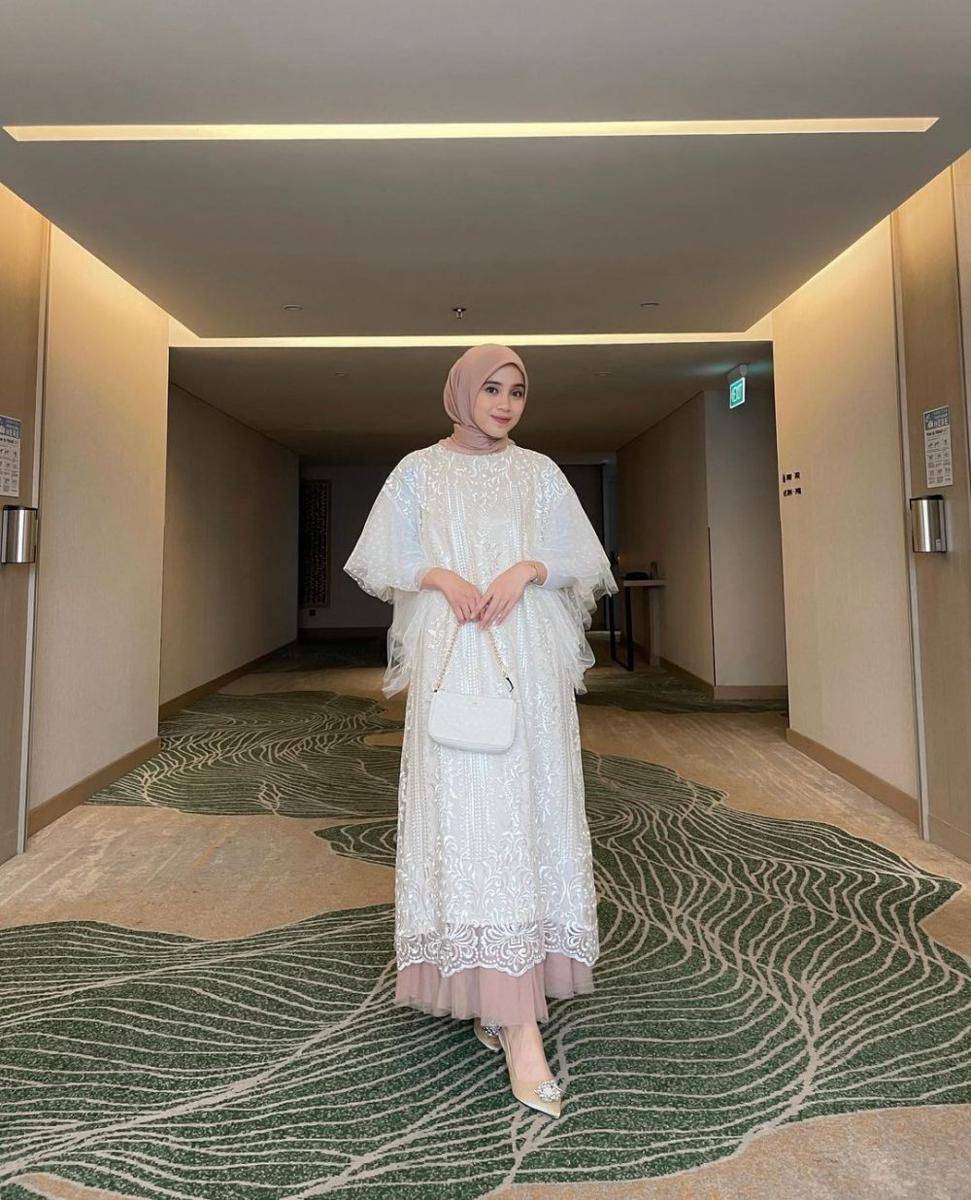 Tunik brokat. (instagram.com/vinamaulina)