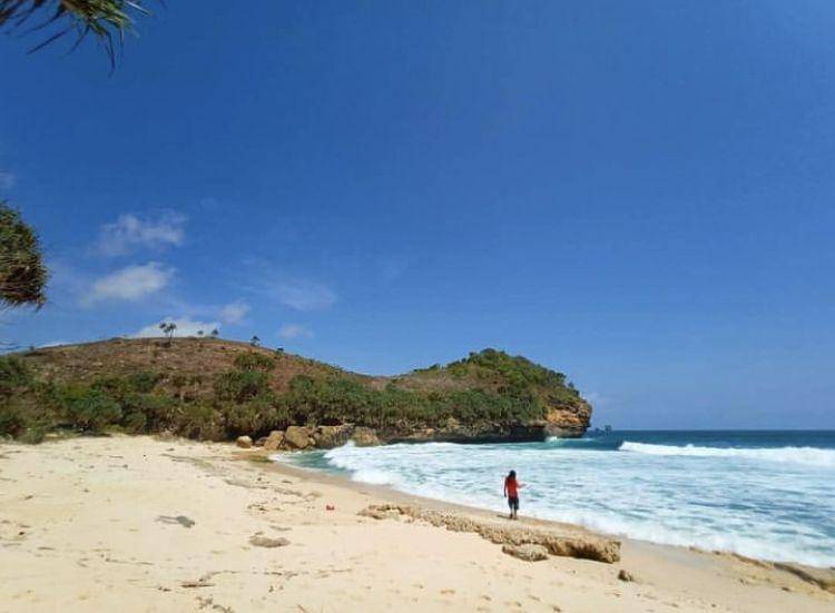 Pantai Kajaran (instagram.com/whiempy)