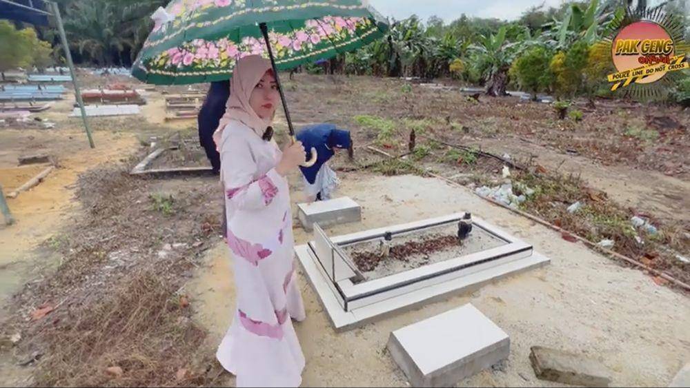 Via Vallen ziarah ke makam mertua (youtube.com/chevrayo)