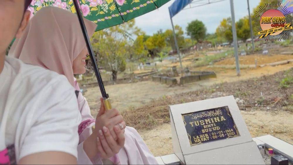Via Vallen ziarah ke makam mertua (youtube.com/chevrayo)