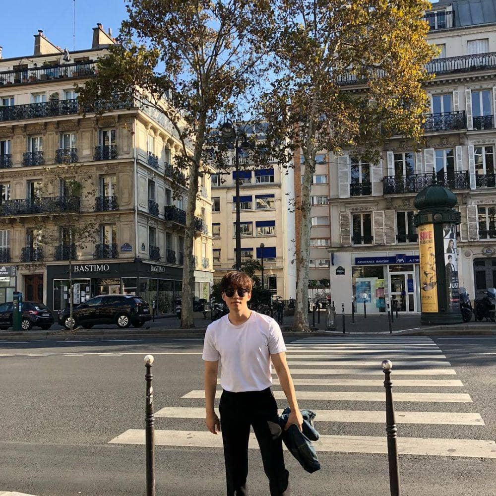 outfit hitam putih ala Lee Jun Ho (instagram.com/le2jh)