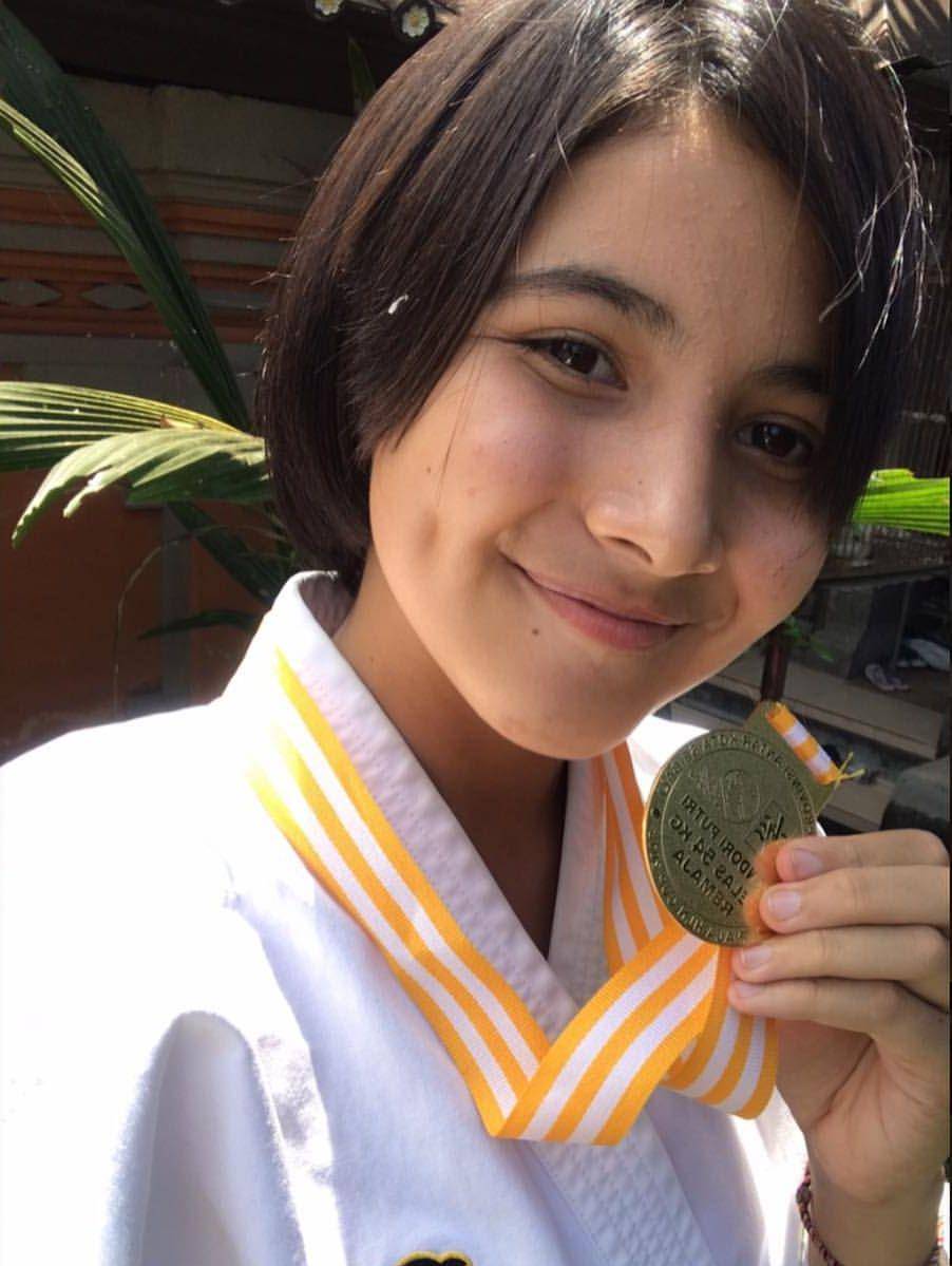potret close up Bulan Sutena (instagram.com/bulansutena/)