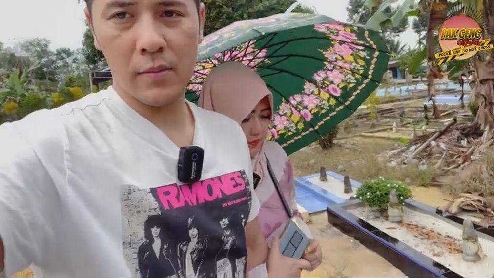 Via Vallen ziarah ke makam mertua (youtube.com/chevrayo)