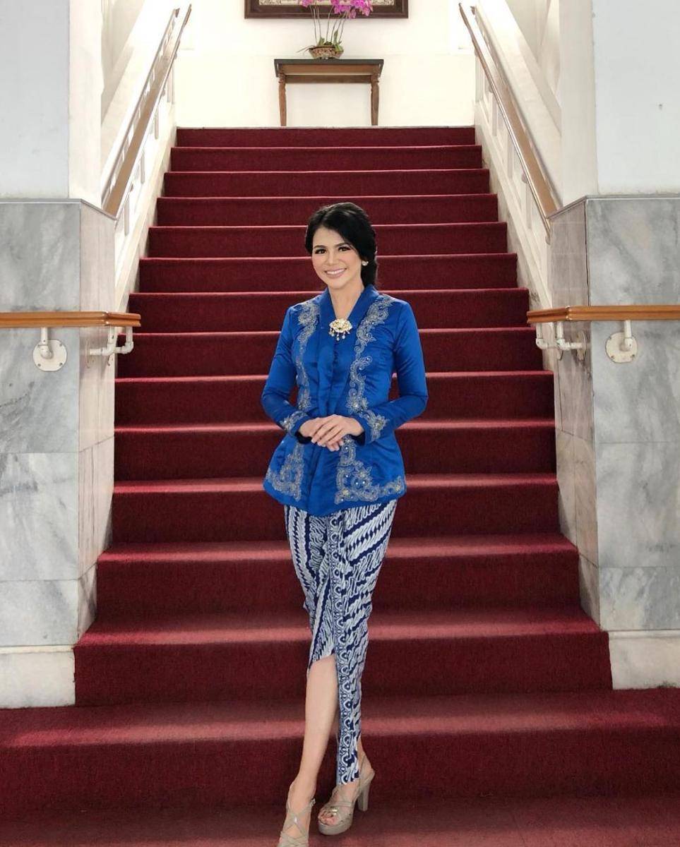 inspirasi kebaya formal warna biru (instagram.com/kalialabitta_)
