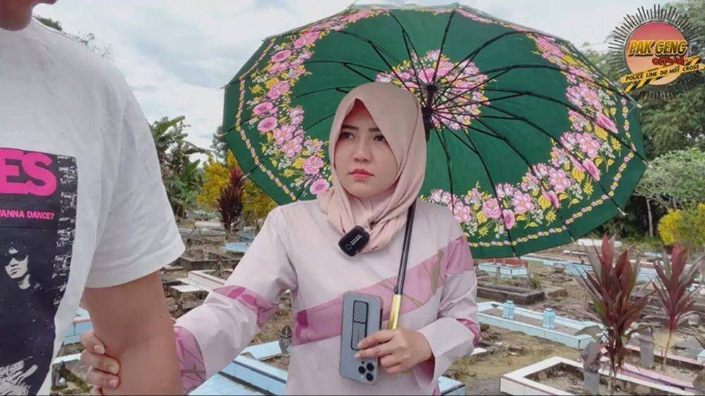 Via Vallen ziarah ke makam mertua (youtube.com/chevrayo)