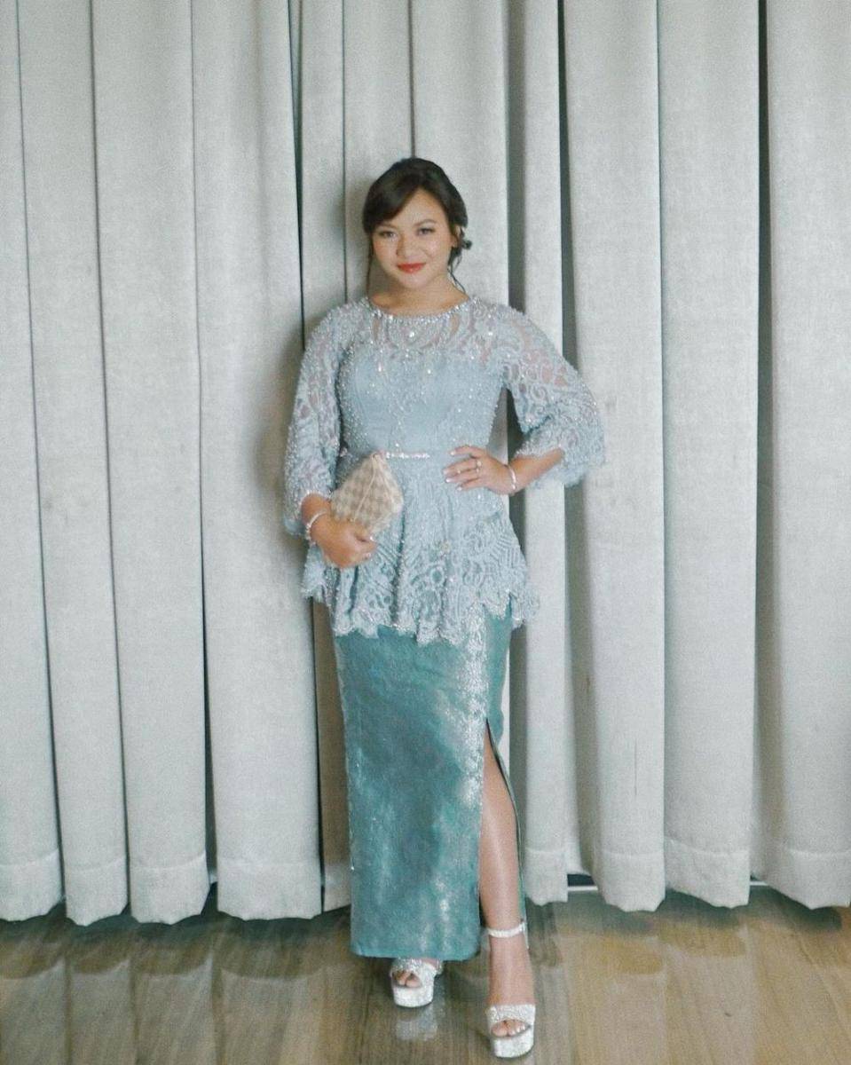 inspirasi kebaya formal warna biru (instagram.com/amelcarla)