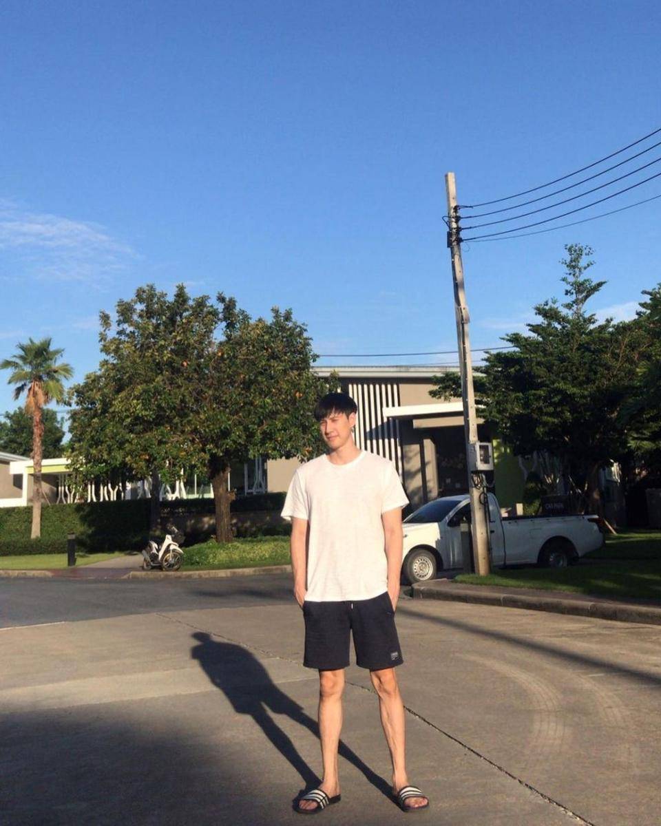 outfit liburan kasual ala Bright Rapheephong (instagram.com/brightrpp)