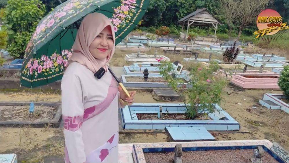 Via Vallen ziarah ke makam mertua (youtube.com/chevrayo)