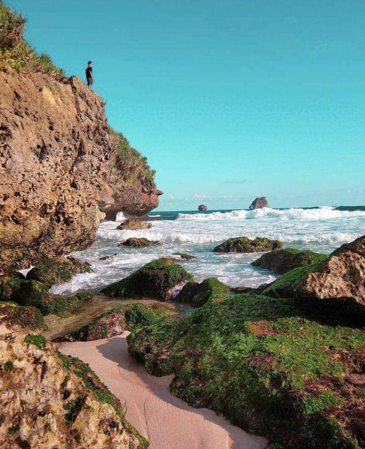 Pantai Kajaran (instagram.com/ngalamkipa)