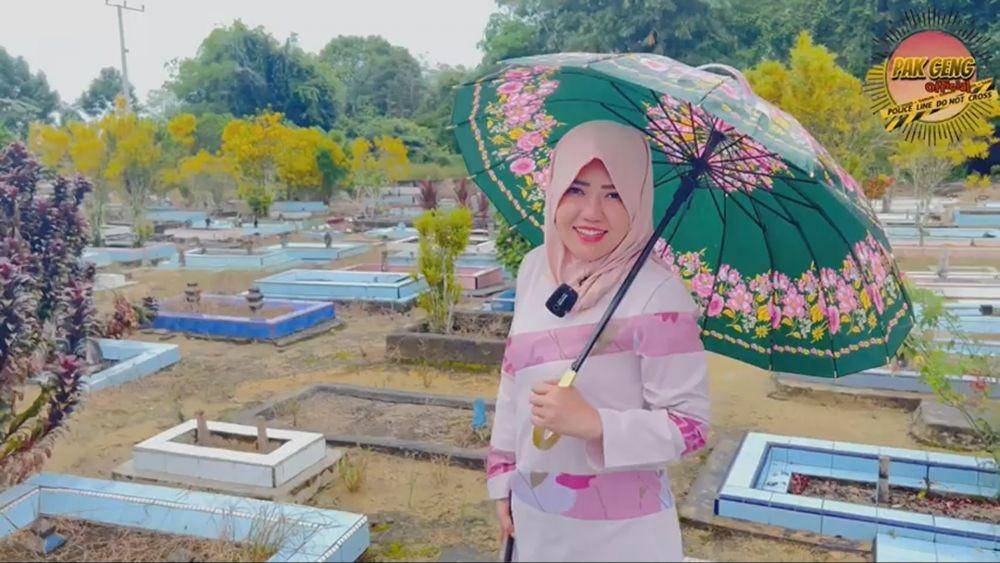 Via Vallen ziarah ke makam mertua (youtube.com/chevrayo)