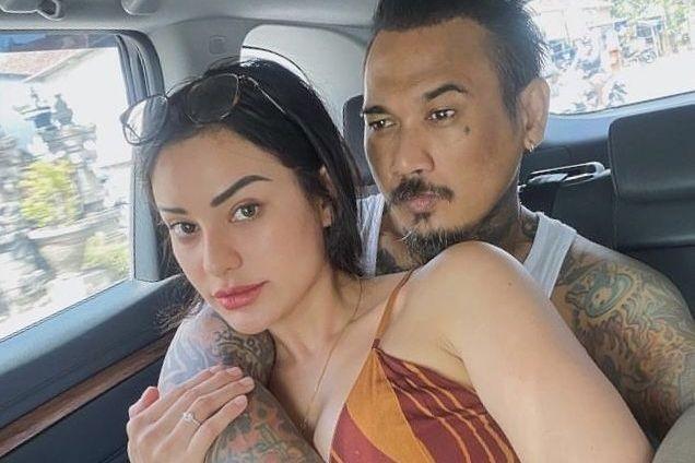 10 Potret Bahagia Nora Alexandra Jemput Jerinx yang Bebas dari Penjara