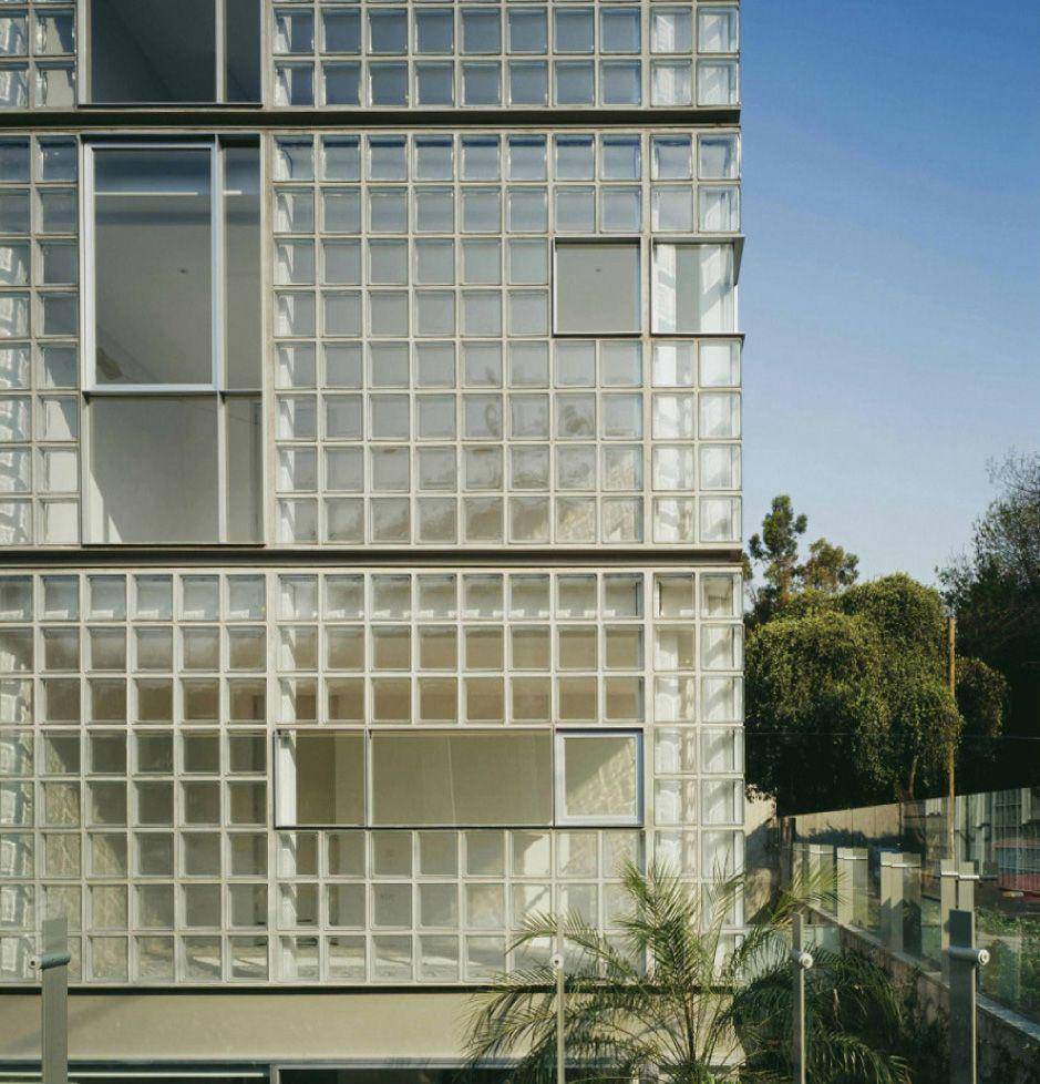 balkon dengan glass blocks (bassamfellows.com)