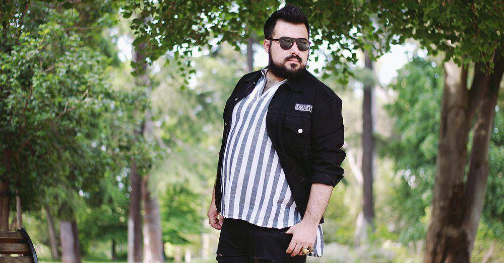 Ilustrasi pria mengenakan baju horizontal (guyoverboard)