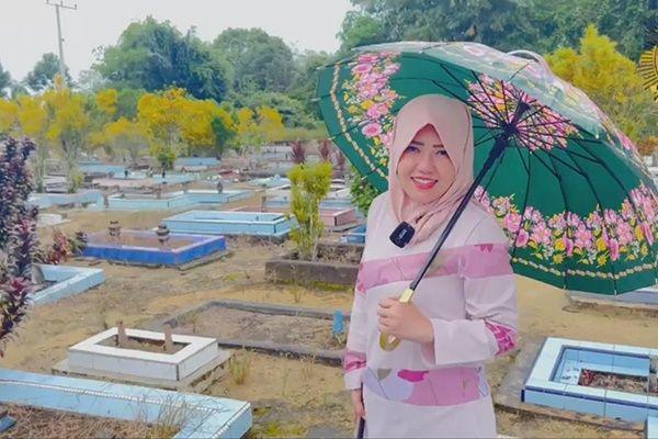 10 Potret Via Vallen Ziarah ke Makam Mertua di Bangka Belitung