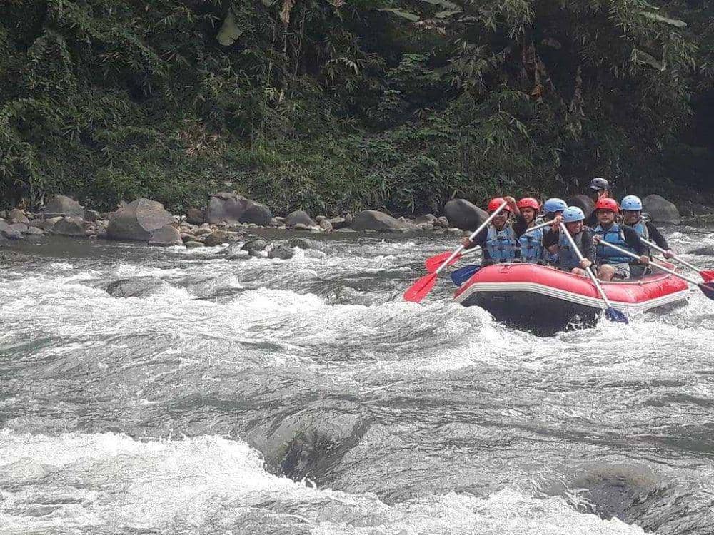 rafting di Sungai Elo (instagram.com/rentalmobiljogja.insan)