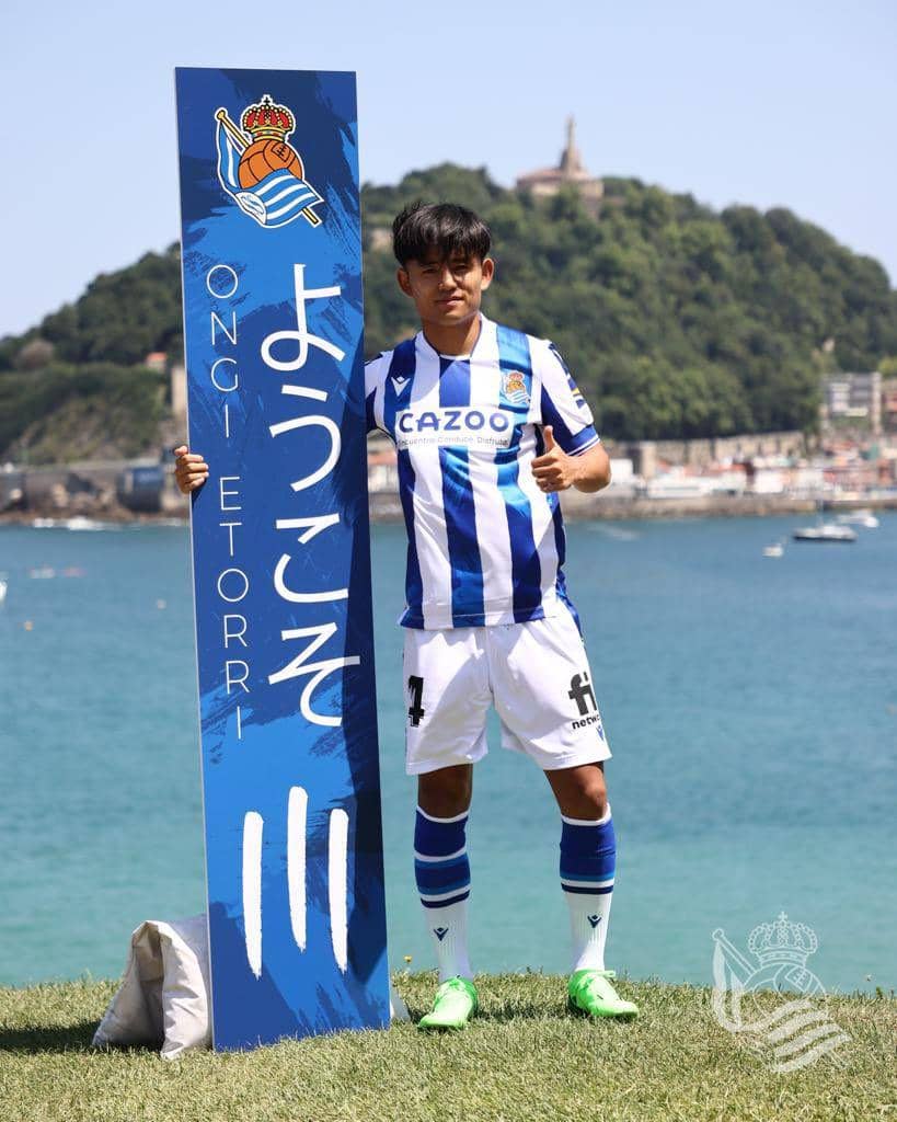 Take Kubo saat diperkenalkan menjadi pemain anyar Real Sociedad. (twitter.com/RealSociedad)