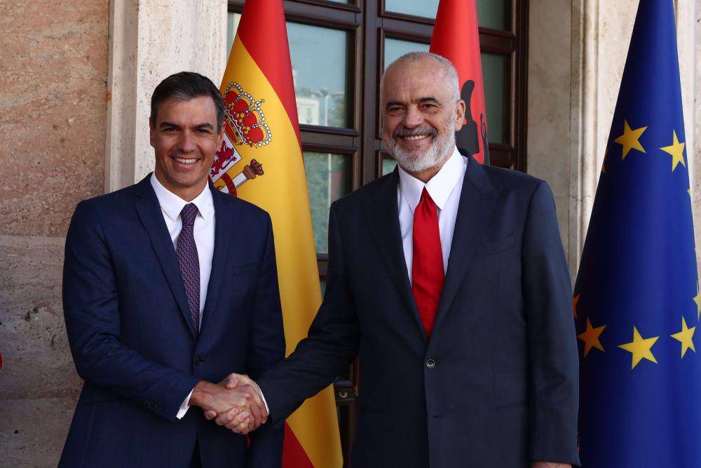 PM Spanyol, Pedro Sanchez ketika bertemu dengan PM Albania, Edi Rama, Senin (1/8/2022). (twitter.com/desdelamoncloa)