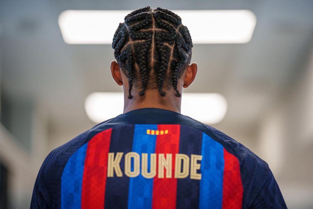 Jules Kounde ketika diperkenalkan sebagai pemain baru Barcelona. (twitter.com/jkeey4)