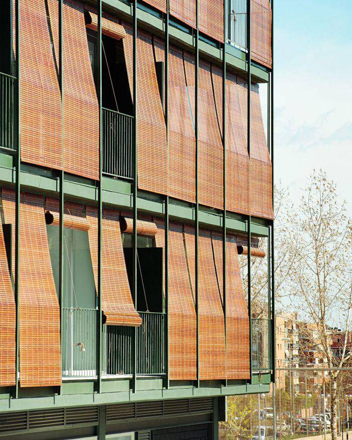 pagar balkon metal dan tirai bambu (archdaily.com)