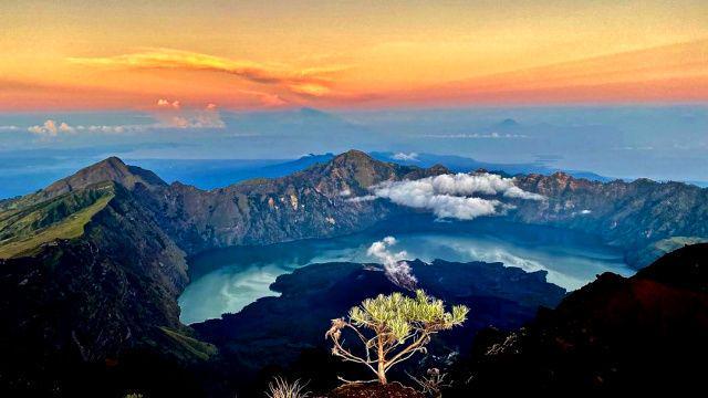 10 Danau Paling Indah di Indonesia dan Ada yang di Atas Gunung