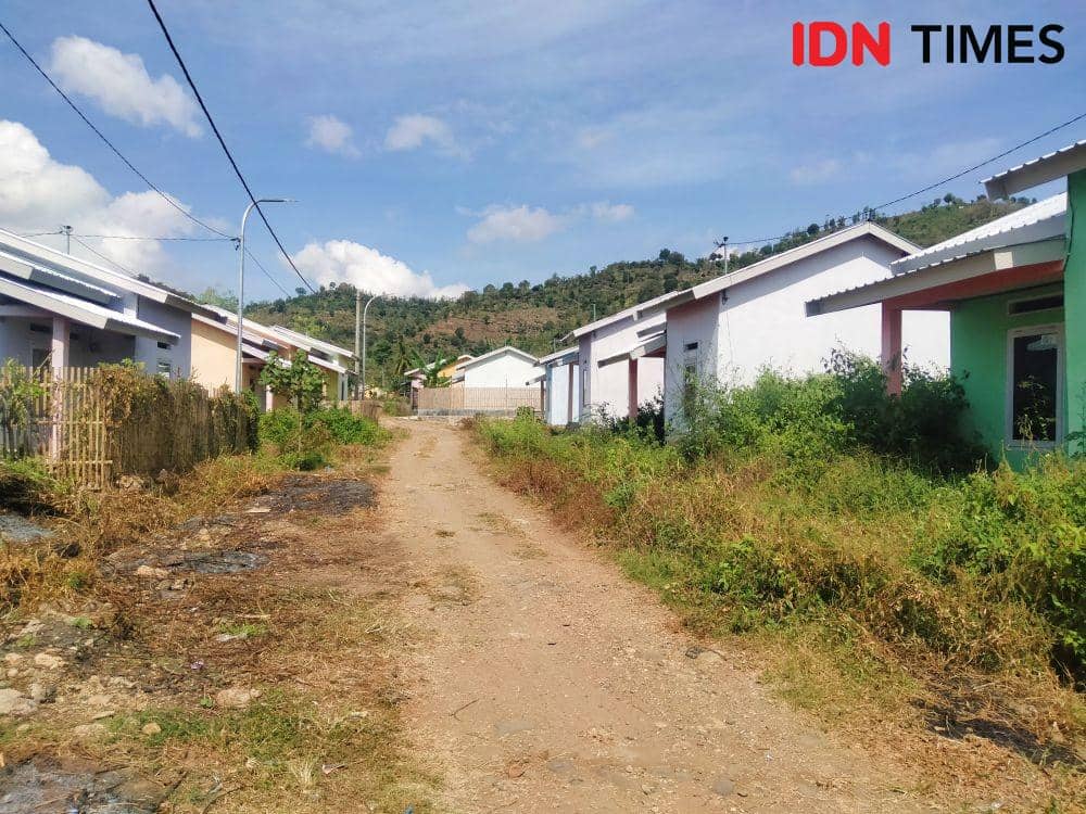 Kondisi rumah relokasi banjir di Bima tanpa penghuni. (IDN Times/Juliadin)