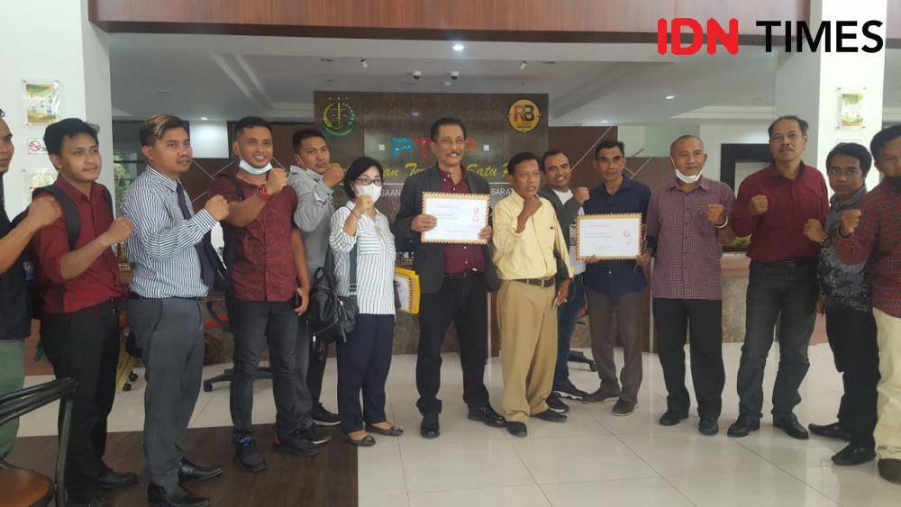 Tersangka IMSA bersama perwakilan Advokat NTB Bersatu usai menyampaikan surat permohonan penghentian penuntutan di Kejati NTB, Selasa (2/8/2022). (IDN Times/Muhammad Nasir)