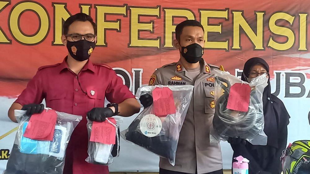 Kapolres Tuban AKBP Rahman Wijaya menunjukkan barang bukti. IDN Times/Imron