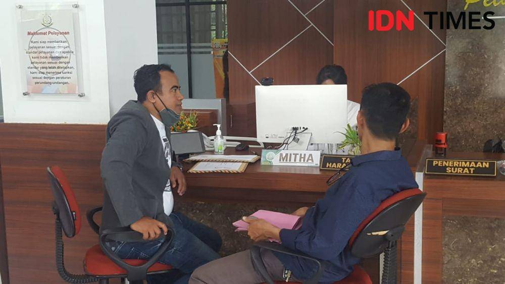 Koordinator Advokat NTB Bersatu Yan Mangandar saat menyerahkan surat permohonan penghentian penuntutan dari Ketua PHDI NTB yang menjadi tersangka kasus ITE. (IDN Times/Muhammad Nasir)