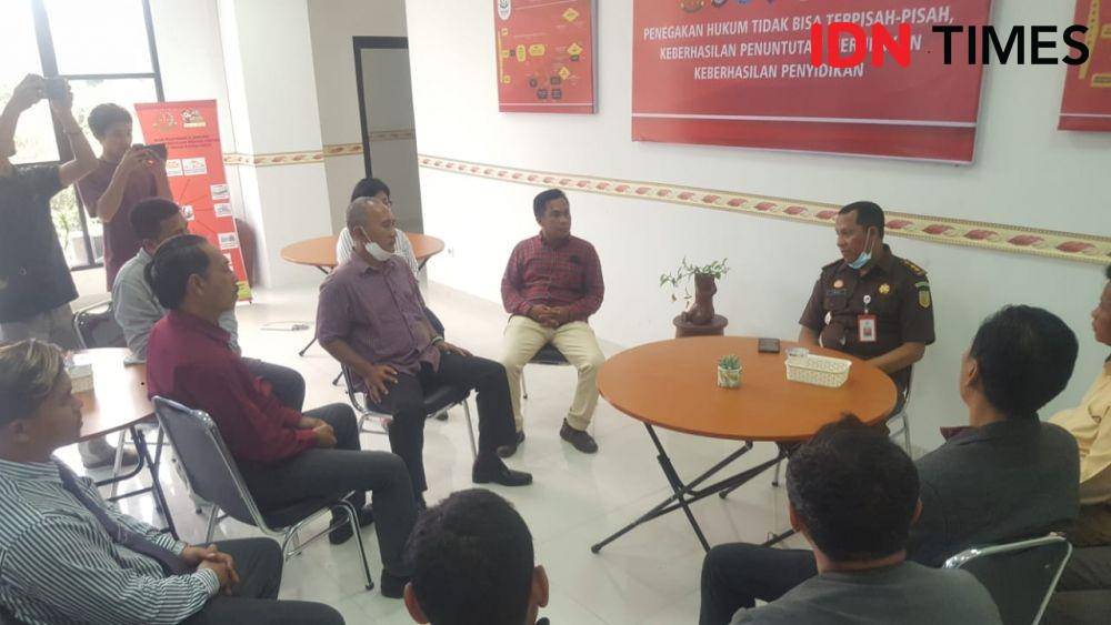 Tersangka IMSA dan perwakilan Advokat NTB Bersatu saat ditemui jaksa penuntut umum Kejati NTB. (IDN Times/Muhammad Nasir)