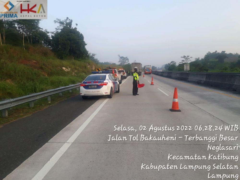 Kecelakaan melibatkan kendaraan Truk Hino warna putih silver nopol B 9408 TCA terjadi di Jalan Tol Trans Sumatera (JTTS) ruas Bekter. (IDN Times/Istimewa)