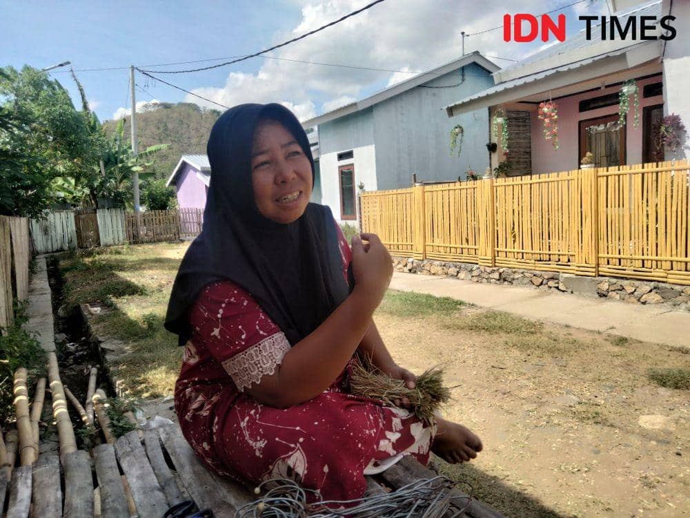 Rosidah penghuni rumah relokasi banjir. (IDN Times/Juliadin)