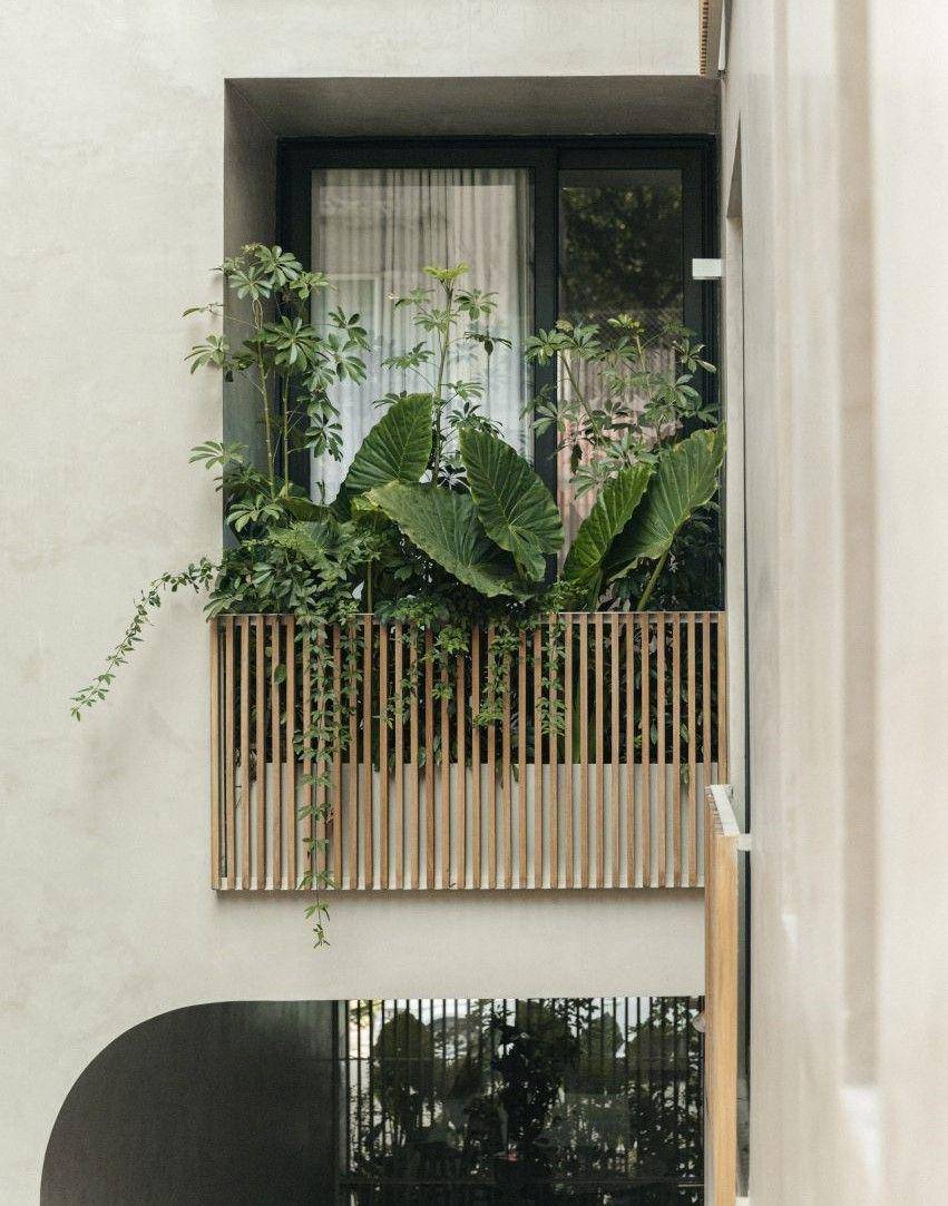 pagar balkon panel kayu (dezeen.com)